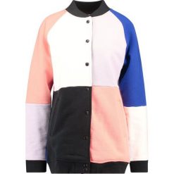 Bluzy damskie: Levi’s® Line 8 L8 PATCHED VARSITY JACKET Bluza rozpinana bright white/jet black/desert flower/purple heather