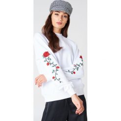 Bluzy damskie: NA-KD Trend Bluza z wyszywanymi różami na rękawach – White