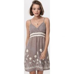 Khaki Sukienka Besit. Brązowe sukienki damskie Born2be, na lato, s, z haftami, z kontrastowym kołnierzykiem, bez rękawów, mini, dopasowane. Za 39,99 zł.