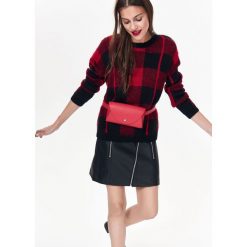 LUŹNY SWETER DAMSKI W KRATĘ. Czerwone swetry oversize damskie marki Top Secret, na zimę, w kratkę, z dzianiny. W wyprzedaży za 49,99 zł.