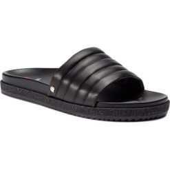 Klapki HÖGL - 7-100200 Black 0100. Czarne klapki damskie HÖGL, bez wzorów, ze skóry, bez obcasa. W wyprzedaży za 299,00 zł.