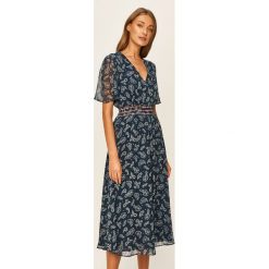Tommy Jeans - Sukienka. Niebieskie sukienki damskie Tommy Jeans, na co dzień, s, bez wzorów, z poliesteru, casualowe, bez kołnierzyka, z krótkim rękawem, długie, midi, rozkloszowane. W wyprzedaży za 379,90 zł.