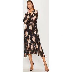 Vero Moda - Sukienka. Czarne sukienki damskie Vero Moda, na co dzień, s, w kwiaty, z poliesteru, casualowe, z okrągłym kołnierzem, z długim rękawem, długie, midi, rozkloszowane. W wyprzedaży za 139,90 zł.