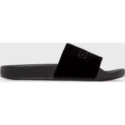 Guess Jeans - Klapki. Czarne klapki damskie Guess Jeans, z aplikacjami, z jeansu, bez obcasa, na płaskiej podeszwie. Za 149,90 zł.