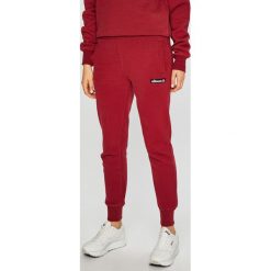 Ellesse - Spodnie. Różowe spodnie damskie Ellesse, z bawełny. W wyprzedaży za 129,90 zł.
