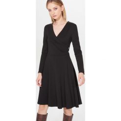 Rozkloszowana midi sukienka - Czarny. Czarne sukienki damskie Mohito, s, bez wzorów, bez kołnierzyka, bez rękawów, midi, rozkloszowane. Za 119,99 zł.