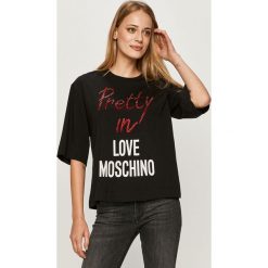 Love Moschino - T-shirt. Czarne bluzki damskie Love Moschino, m, z nadrukiem, z elastanu, casualowe, z okrągłym kołnierzem, z krótkim rękawem. Za 559,90 zł.