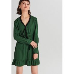 Sukienka z lamówką - Khaki. Brązowe sukienki damskie Cropp, s, bez wzorów, bez kołnierzyka, bez rękawów. Za 89,99 zł.