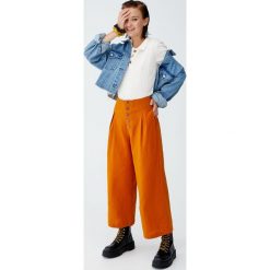 Koszulka polo z prążkowanego materiału z guzikami. Szare koszulki damskie Pull&Bear, bez wzorów, prążkowane, polo, z krótkim rękawem. Za 69,90 zł.