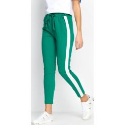 Zielono-Białe Spodnie Dresowe Two Colors. Białe spodnie dresowe damskie Born2be, na lato, m, z dresówki. Za 59,99 zł.