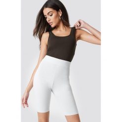 Nicki x NA-KD Długie szorty basic - White. Białe szorty damskie marki Nicki x NA-KD, bez wzorów. W wyprzedaży za 46,47 zł.