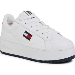 Sneakersy TOMMY JEANS - Iconic Flatform Sneaker EN0EN00943 White YBR. Białe półbuty damskie Tommy Jeans, z jeansu. Za 449,00 zł.