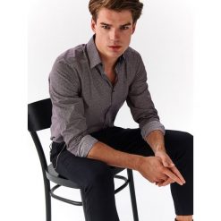 Koszula w retro wzór dopasowana. Czerwone koszule męskie Top Secret, na zimę, m, bez wzorów, z bawełny, eleganckie, bez kołnierzyka, z długim rękawem. W wyprzedaży za 99,99 zł.