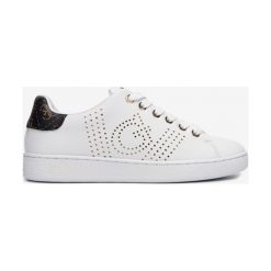 Guess Ranvo Tenisówki Biały. Białe trampki i tenisówki damskie Guess, z aplikacjami, z materiału, bez zapięcia. Za 424,95 zł.
