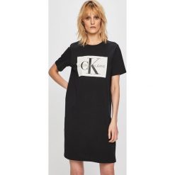 Calvin Klein Jeans - Sukienka. Czarne sukienki damskie Calvin Klein Jeans, na co dzień, s, z nadrukiem, z bawełny, casualowe, z okrągłym kołnierzem, z krótkim rękawem, krótkie, mini, proste. W wyprzedaży za 249,90 zł.