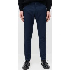 Bawełniane chinosy slim -. Spodnie męskie Reserved, bez wzorów, z bawełny. Za 129,99 zł.