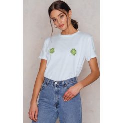 NA-KD T-shirt Lime - White. Białe t-shirty damskie marki NA-KD, z nadrukiem, z bawełny, z okrągłym kołnierzem. W wyprzedaży za 29,18 zł.