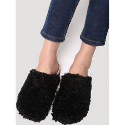 Czarne Kapcie Take Me Home. Czarne kapcie damskie Renee. W wyprzedaży za 34,99 zł.