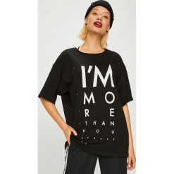 Answear - Top Manifest Your Style I;m More Than You Can See. Czarne topy damskie ANSWEAR, l, z nadrukiem, z bawełny, z okrągłym kołnierzem. W wyprzedaży za 69,90 zł.
