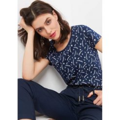 T-shirt z morskim wzorem. Niebieskie koszulki damskie Orsay, xs, bez wzorów, z bawełny, wakacyjne, z okrągłym kołnierzem, z krótkim rękawem. Za 19,99 zł.