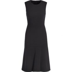 Sukienka koktajlowa Pinko 20192 BLK01 1G14FQ 7624. Czarne sukienki damskie Pinko, bez wzorów, z elastanu, wizytowe, bez kołnierzyka, bez rękawów. W wyprzedaży za 459,00 zł.