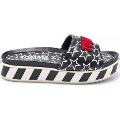 Tommy Jeans - Klapki. Czarne klapki damskie marki Tommy Jeans, z jeansu, na obcasie. W wyprzedaży za 269,90 zł.