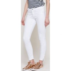 Only - Jeansy. Białe jeansy damskie rurki marki ONLY. W wyprzedaży za 99,90 zł.