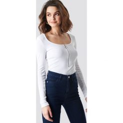 NA-KD Long Sleeve Zipped Top - White. Białe topy damskie NA-KD, bez wzorów, z materiału, bez kołnierzyka. Za 100,95 zł.