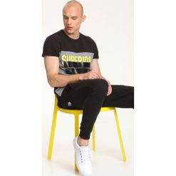 T-SHIRT KRÓTKI RĘKAW MĘSKI Z NADRUKIEM. Czarne t-shirty męskie marki DRYWASH, xxl, z nadrukiem, z bawełny. W wyprzedaży za 19,99 zł.
