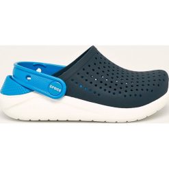 Crocs - Klapki dziecięce. Czerwone sandały dziewczęce Crocs, z gumy, z okrągłym noskiem, bez zapięcia. Za 179,90 zł.