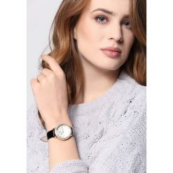 Czarno-Biały Zegarek Minutes. Białe zegarki damskie marki Born2be, złote. Za 29,99 zł.