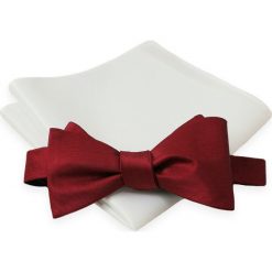 Bordowa, Wiązana Mucha z Białą Poszetką - Chattier, Męska MUCH0301. Czerwone muszki męskie Chattier, na imprezę, bez wzorów, eleganckie. Za 44,00 zł.