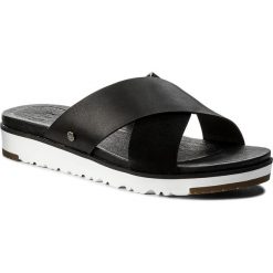 Klapki UGG - W Kari 1090383 W/Blk. Czarne klapki damskie Ugg, bez wzorów, ze skóry, bez obcasa. Za 479,00 zł.