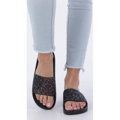 Czarne klapki z brokatem casu b19x6/b. Czarne klapki damskie Casu, bez wzorów, bez obcasa. Za 59,99 zł.