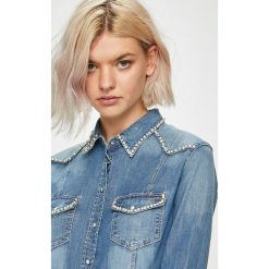 Guess Jeans - Koszula Lalima. Niebieskie bluzki damskie marki Guess Jeans, s, z aplikacjami, z bawełny, casualowe, z klasycznym kołnierzykiem, z długim rękawem. W wyprzedaży za 369,90 zł.