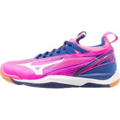 Mizuno WAVE MIRAGE Obuwie do piłki ręcznej pink glo/white/true blue. Czerwone buty damskie do fitnessu marki Mizuno, z gumy, mizuno wave. W wyprzedaży za 384,30 zł.