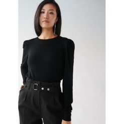 Wiskozowy sweter z bufkami -. Swetry damskie Mohito, s, bez wzorów, z wiskozy, bez rękawów, bez kaptura. Za 69,99 zł.
