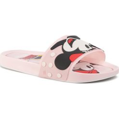 Klapki MELISSA - Beach Slide + Mickey A 32781 Pink 51445. Różowe klapki damskie Melissa, bez wzorów, z tworzywa sztucznego, bez obcasa. Za 529,00 zł.