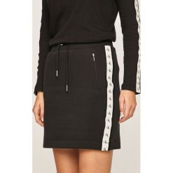 Calvin Klein Jeans - Spódnica. Szare spódniczki damskie Calvin Klein Jeans, na co dzień, s, z aplikacjami, z bawełny, mini, proste. W wyprzedaży za 239,90 zł.