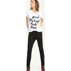 T-SHIRT KRÓTKI RĘKAW DAMSKI. Białe t-shirty damskie TROLL, s, z nadrukiem, klasyczne, z klasycznym kołnierzykiem. W wyprzedaży za 19,99 zł.