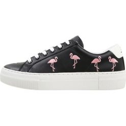 MOA Master of Arts FLAMINGO Sneakersy niskie victoria black. Czarne trampki i tenisówki damskie marki MOA - Master of Arts, ze skóry. W wyprzedaży za 350,55 zł.