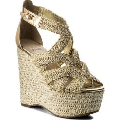 Sandały GUESS - Edetta FLEDT2 FAM03 GOLD. Żółte sandały damskie marki Guess, z aplikacjami, ze skóry ekologicznej, bez obcasa, na obcasie. W wyprzedaży za 329,00 zł.