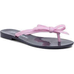 Japonki MELISSA - Harmonic + Jason Wu V 32626 Blue/Pink 51460. Różowe klapki damskie Melissa, bez wzorów, z tworzywa sztucznego, bez obcasa, na obcasie. Za 299,00 zł.