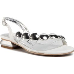 Sandały BETSY - 907021/07-01 White. Białe klapki damskie Betsy, bez wzorów, ze skóry ekologicznej, bez obcasa. W wyprzedaży za 129,00 zł.