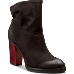 Botki CARINII - B3670 360-000-POL-B77. Czarne buty zimowe damskie marki Carinii, z nubiku, na obcasie. W wyprzedaży za 229,00 zł.