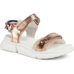 Sandały TOMMY HILFIGER - Velco Sandal T3A2-30643-0896341 D Rose Gold 341. Różowe sandały dziewczęce TOMMY HILFIGER, ze skóry ekologicznej, bez zapięcia. Za 319,00 zł.