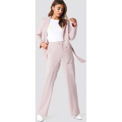 NA-KD Classic Dopasowane spodnie z szerokimi nogawkami - Pink. Różowe spodnie z wysokim stanem marki NA-KD Classic, z haftami, z poliesteru. Za 141,95 zł.