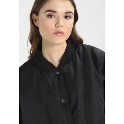 Płaszcze damskie: Ivy Park BADGE LOGO PATCH JACKET Krótki płaszcz black