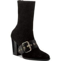 Botki TOMMY HILFIGER - Gigi Hadid Heeled Boot FW0FW02199 Black 990. Czarne botki damskie na obcasie TOMMY HILFIGER, z materiału, ze szpiczastym noskiem. W wyprzedaży za 449,00 zł.