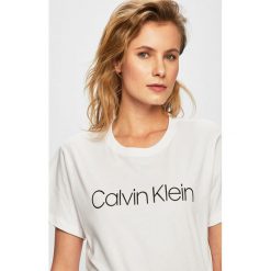 Calvin Klein - Top. Białe bluzki damskie Calvin Klein, s, z nadrukiem, z bawełny, z okrągłym kołnierzem. W wyprzedaży za 149,90 zł.